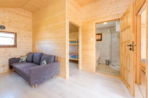 salon z kanapą i prysznicem w obiekcie Pirat Gąski w Gąskach