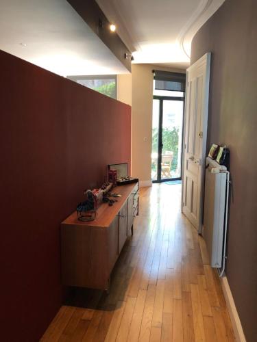 een keuken met een bureau en een koelkast in de kamer bij Superbe chambre chez l'habitant in Saint Die