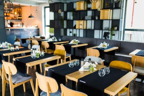 a restaurant dining room with tables and chairs at Hotel Subcarpati in Curtea de Argeş