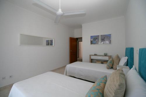 a white room with two beds and a couch at Casa da Cidade in Lagos