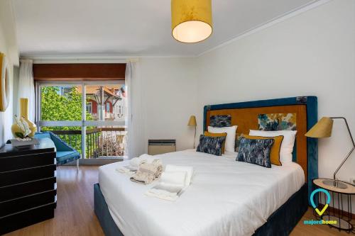 ein Schlafzimmer mit einem großen Bett und einem Fenster in der Unterkunft Camilo Apartment in Porto