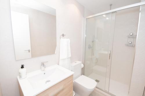 uma casa de banho com um WC, um lavatório e um chuveiro em Cubo's Apartamento Tivoli B4 em Benalmádena