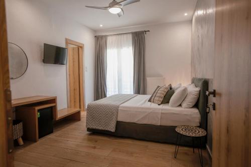 卡蘭巴卡的住宿－Oikia guesthouse，酒店客房设有床和窗户。