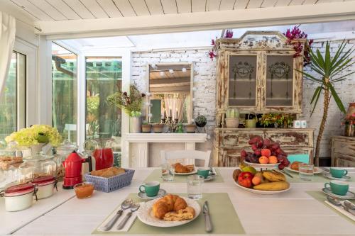 una cocina con una mesa con pan y fruta. en Garden Loft, en Baricella