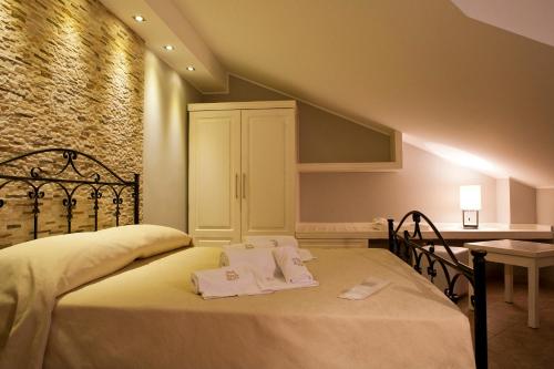 um quarto com uma cama com toalhas em B&B 7Cento Ulivi em Valderice