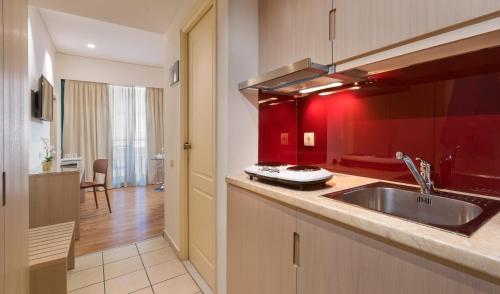 Кухня або міні-кухня у Alexandra Hotel&Apartments