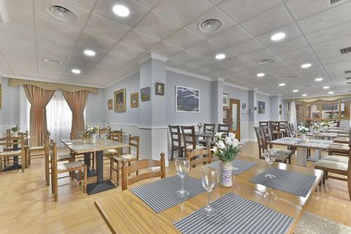 Restaurace v ubytování HOTEL RESTAURANTE MOYA