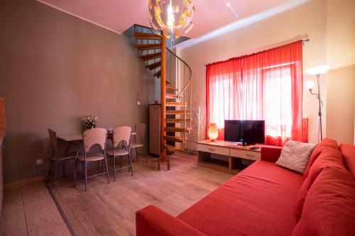 uma sala de estar com um sofá vermelho e uma mesa em Centar Varšavska em Zagreb