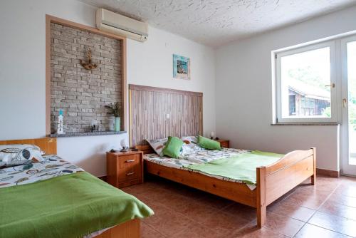 a bedroom with a bed and a window at Lavanda Apartments&Studios in Pinezici