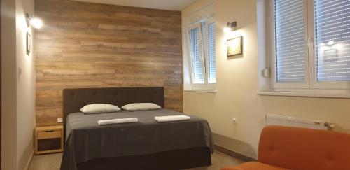Ein Bett oder Betten in einem Zimmer der Unterkunft Vege & Vegan Restaurant and Accommodation