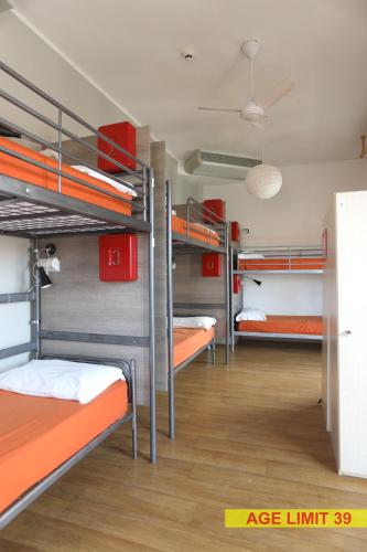 Ένα ή περισσότερα κρεβάτια σε δωμάτιο στο Jammin' Hostel & Bar Rimini