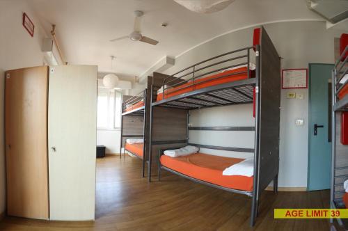 Ένα ή περισσότερα κρεβάτια σε δωμάτιο στο Jammin' Hostel & Bar Rimini
