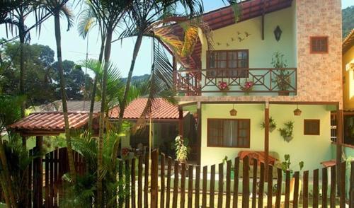 a house with a fence in front of it at Pousada Horizonte dos Borbas in Abraão