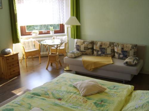 sala de estar con sofá y mesa en Haus Gertrud, en Bad Sachsa