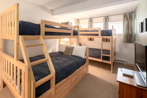 Tempat tidur susun dalam kamar di Panorama Mountain Resort - Horsethief Lodge with Fairmont Creek