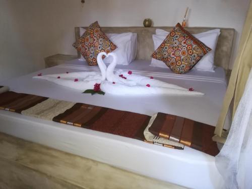 Кровать или кровати в номере Bahari Beach Bungalows