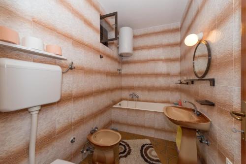 ein Badezimmer mit Toilette und Waschbecken in der Unterkunft Apartman Zorica in Biograd na Moru