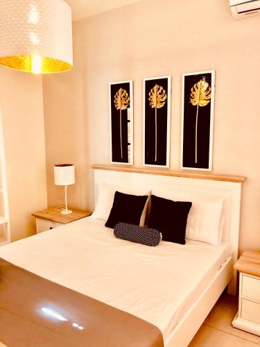 Ένα ή περισσότερα κρεβάτια σε δωμάτιο στο Luxury Westwood Apartment+pool