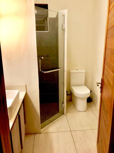 Ένα μπάνιο στο Luxury Westwood Apartment+pool