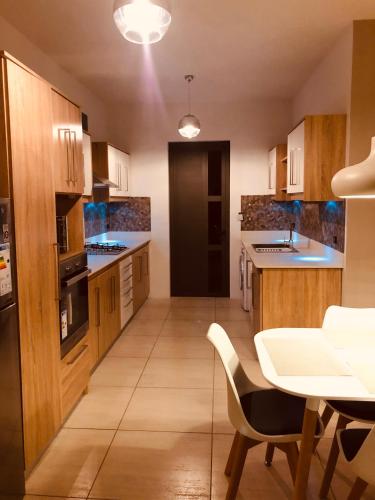 Η κουζίνα ή μικρή κουζίνα στο Luxury Westwood Apartment+pool