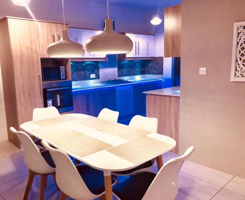 Η κουζίνα ή μικρή κουζίνα στο Luxury Westwood Apartment+pool