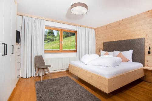 una camera con letto e finestra di "Chalet Bergzeit" Ferienhaus mit Sauna & Wellness a Fügenberg