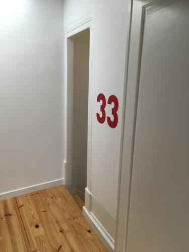 una stanza con una porta con il numero sopra di Pimms Home Ribeira a Porto