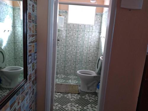 ゴンサウヴェスにあるRecanto Flor de lisのバスルーム(トイレ2つ、窓付)