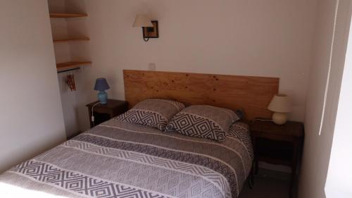 - une chambre avec un lit et 2 oreillers dans l'établissement Terragîte, à Vernoux-en-Vivarais