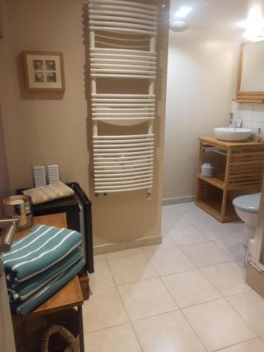 een badkamer met een wastafel en een stapel handdoeken bij TISHA in Saint-Jorioz