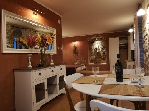 une salle à manger avec une table et un vase de fleurs dans l'établissement G-Apart, à Kotor