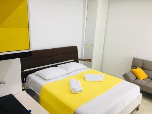 - une chambre avec un lit et 2 serviettes dans l'établissement Yellow room with sea view, à Makhinjauri