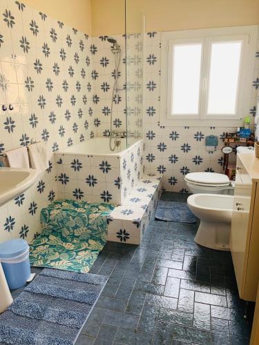 a bathroom with a tub and a toilet and a sink at La Bienvenue in Tourtrol
