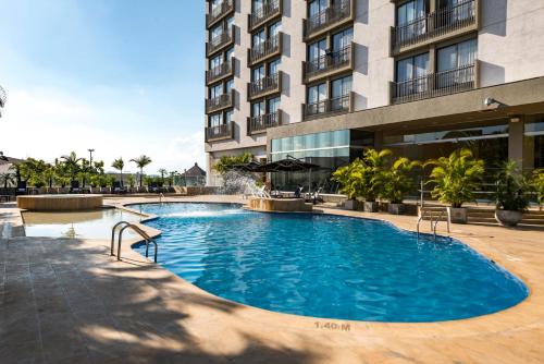 uma piscina em frente a um edifício em Movich Hotel de Pereira em Pereira