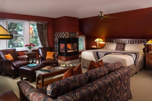 Postel nebo postele na pokoji v ubytování Lake Pointe Inn