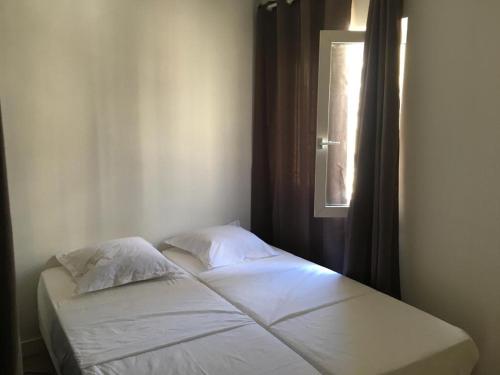 バニューにあるAppartement tout confort à 10 minutes de parisの窓際のベッドルームに座るベッド