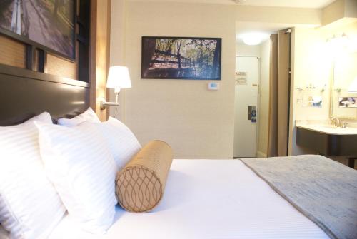 a hotel room with a bed and a sink at Best Western Queens Gold Coast in Queens