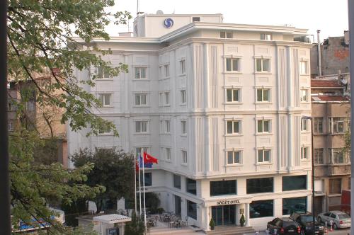 ein weißes Gebäude mit einer Flagge davor in der Unterkunft Sogut Hotel Old City in Istanbul