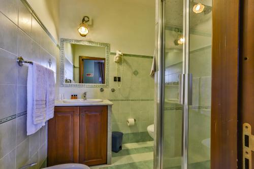y baño con ducha, lavabo y espejo. en Al Lago Verde, en Alia
