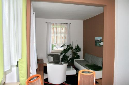 a living room with a couch and a chair at Ferienwohnung am Kurpark in Bad Nenndorf