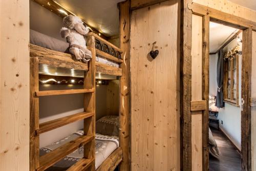 エム・ラ・プラーニュにあるAux pieds des cimesのログキャビン内の二段ベッド付きの部屋