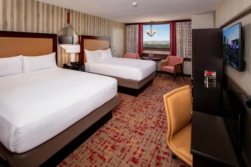 Uma cama ou camas num quarto em Nugget Casino Resort