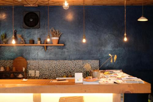 uma mesa num quarto com uma parede azul em Ruco em Hagi