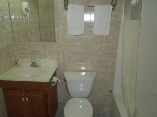 Un baño de Red Carpet Inn Ronks