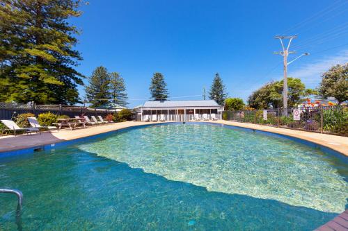a large pool of water in a yard at Werri Beach Holiday Park in Gerringong