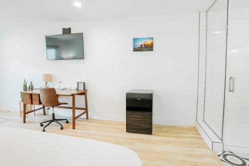 a bathroom with a desk and a table with a chair at The Belmont Shore Inn in Long Beach