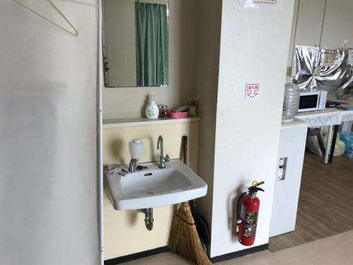 a bathroom with a sink and a mirror at Chiba Breen hills Inage #8Mx in Chiba