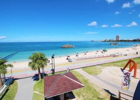 vistas a una playa con gente en el agua en Alaha Blue Resort 6F -SEVEN Hotels and Resorts-, en Chatan