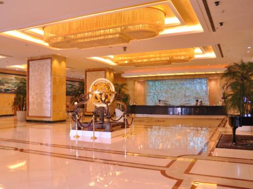 um lobby com uma escultura no meio de um edifício em Jinling Purple Mountain Hotel Shanghai（Shanghai Grand Trustel Purple Mountain Hotel） em Xangai