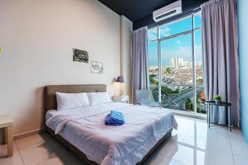 een slaapkamer met een bed en een groot raam bij Cozy Home with Spectacular View in Bayan Lepas